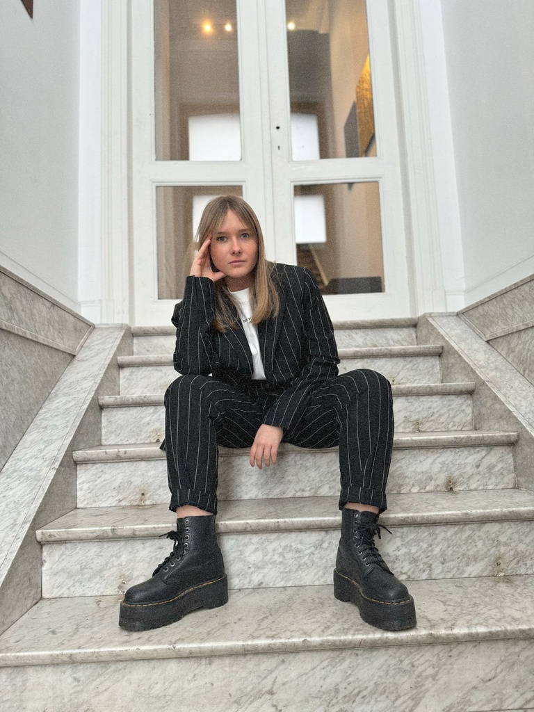 blazer-noir-lignes-pantalon-veste-classique-totallook-minimalisme-minimumfashion-vetements-femme-esmé-tshirt-blanc-12.JPG