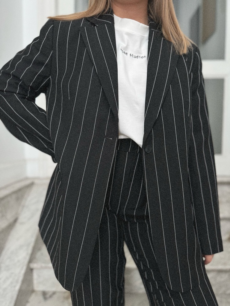 blazer-noir-lignes-pantalon-veste-classique-totallook-minimalisme-minimumfashion-vetements-femme-esmé-tshirt-blanc-2.JPG