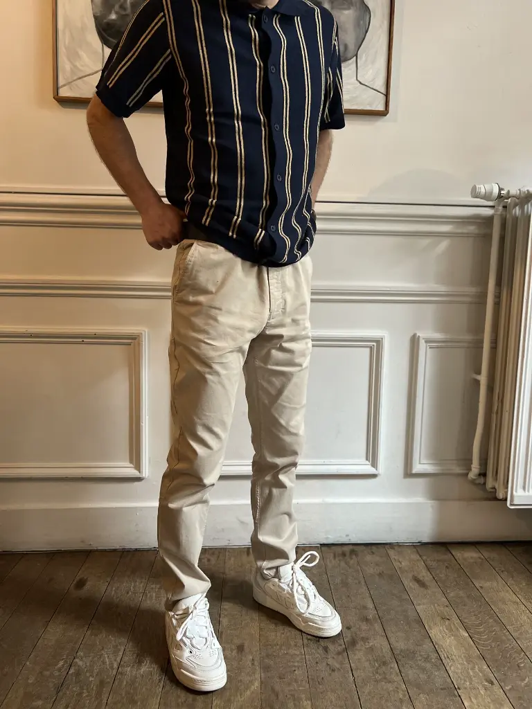 pantalon-chino-beige-polo-blue-brown-modehomme-menstyle-modepourlui-minimumfashion-fashiondetox-shirt-lignes-pololigne3.webp