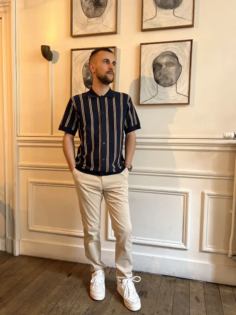 pantalon-chino-beige-polo-blue-brown-modehomme-menstyle-modepourlui-minimumfashion-fashiondetox-shirt-lignes-pololigne7.webp