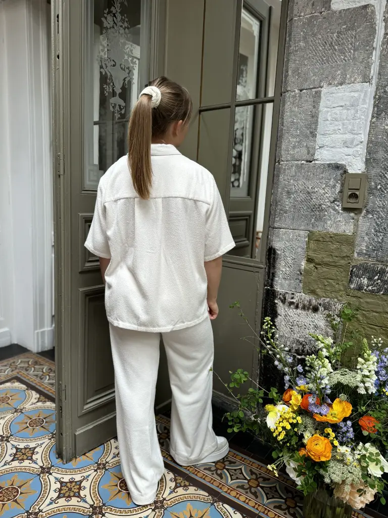 ensemble-chemise-polo-blanc-white-pantalon-minimumfashion-sustainablefashion-modedurable-moderesponsable-pantalon-totallook.webp