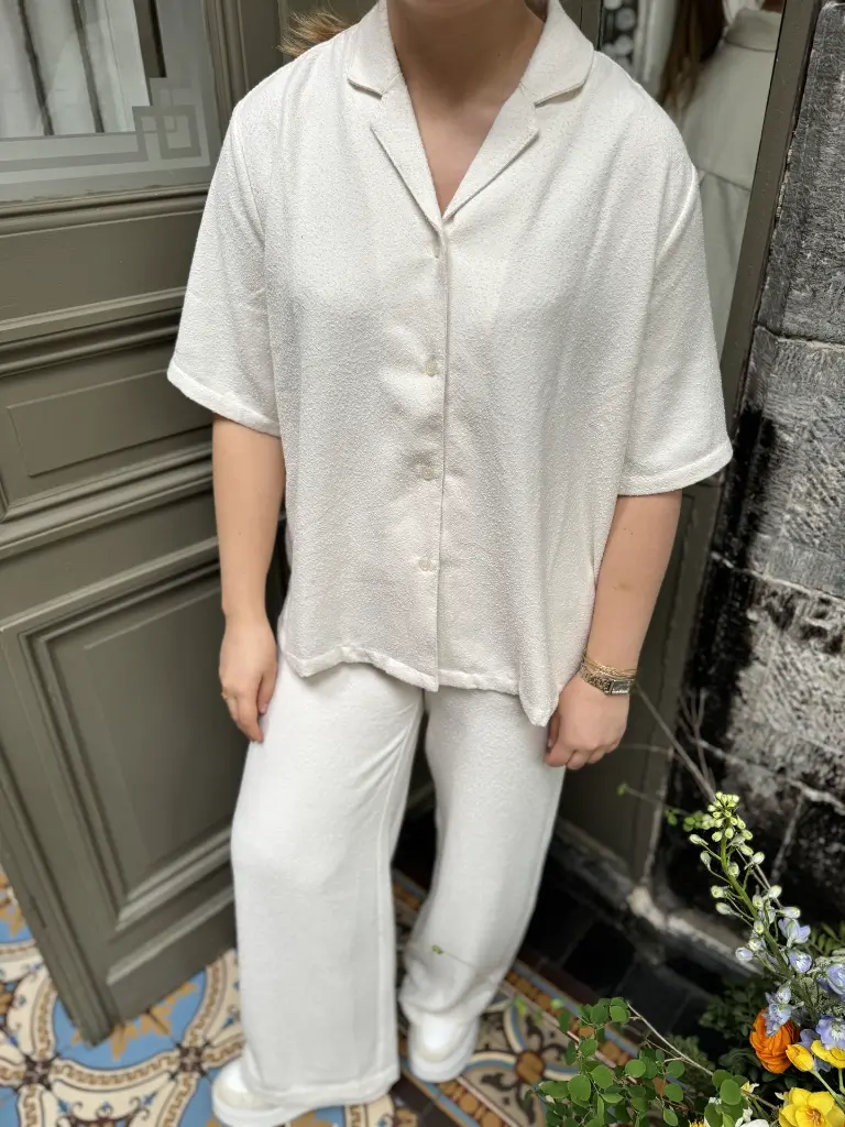 ensemble-chemise-polo-blanc-white-pantalon-minimumfashion-sustainablefashion-modedurable-moderesponsable-pantalon-totallook3.webp