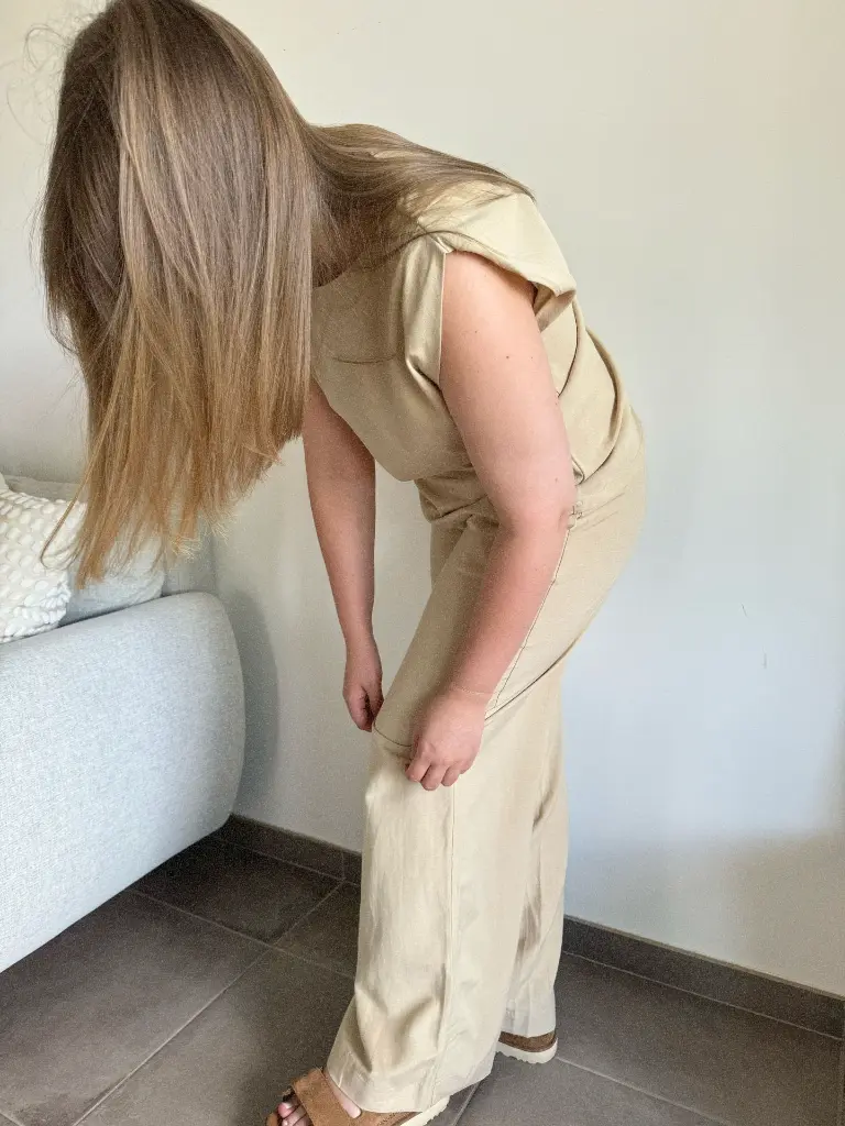 outfitbeige-sable-beige-minimumfashion-outfitforwoman-summerlook-ceremonie-top-pantalon-lin-linen-3.webp