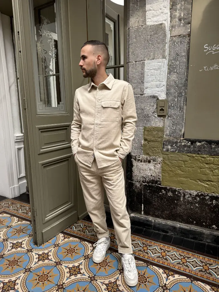 ensemble-velours-velourscotele-minimumfashion-modehomme-pantalonhomme-chemisehomme-modedurable-blanc-white-beige5.webp